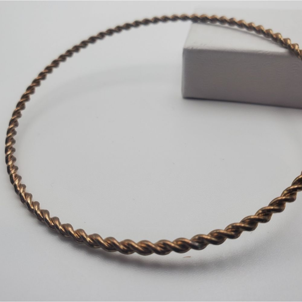 Gold tone twist bracelet‎